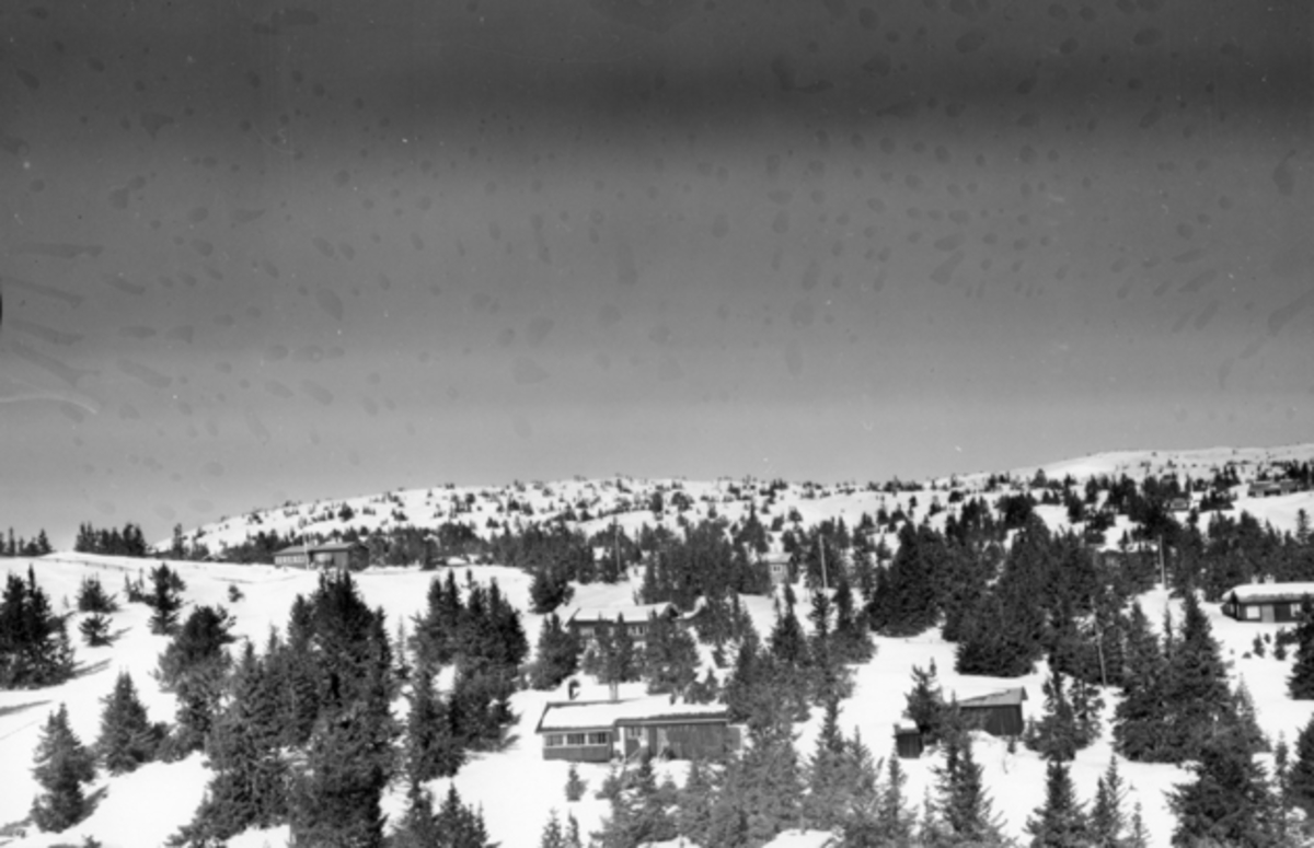 Flyfoto av bebyggelse i vinterlandskap på Sjusjøen, Ringsaker Almenning.