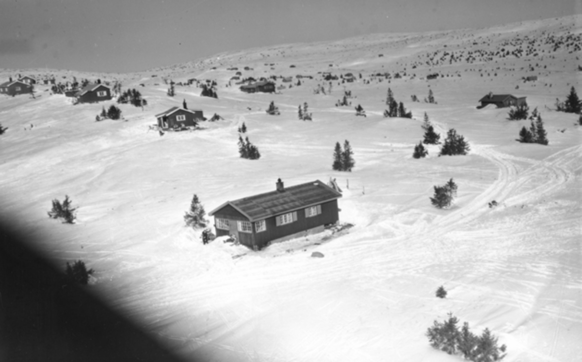Flyfoto av bebyggelse i vinterlandskap på Sjusjøen, Ringsaker Almenning.