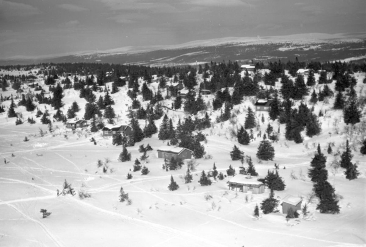 Flyfoto av bebyggelse i vinterlandskap på Ljøsheim, Ringsaker Almenning.