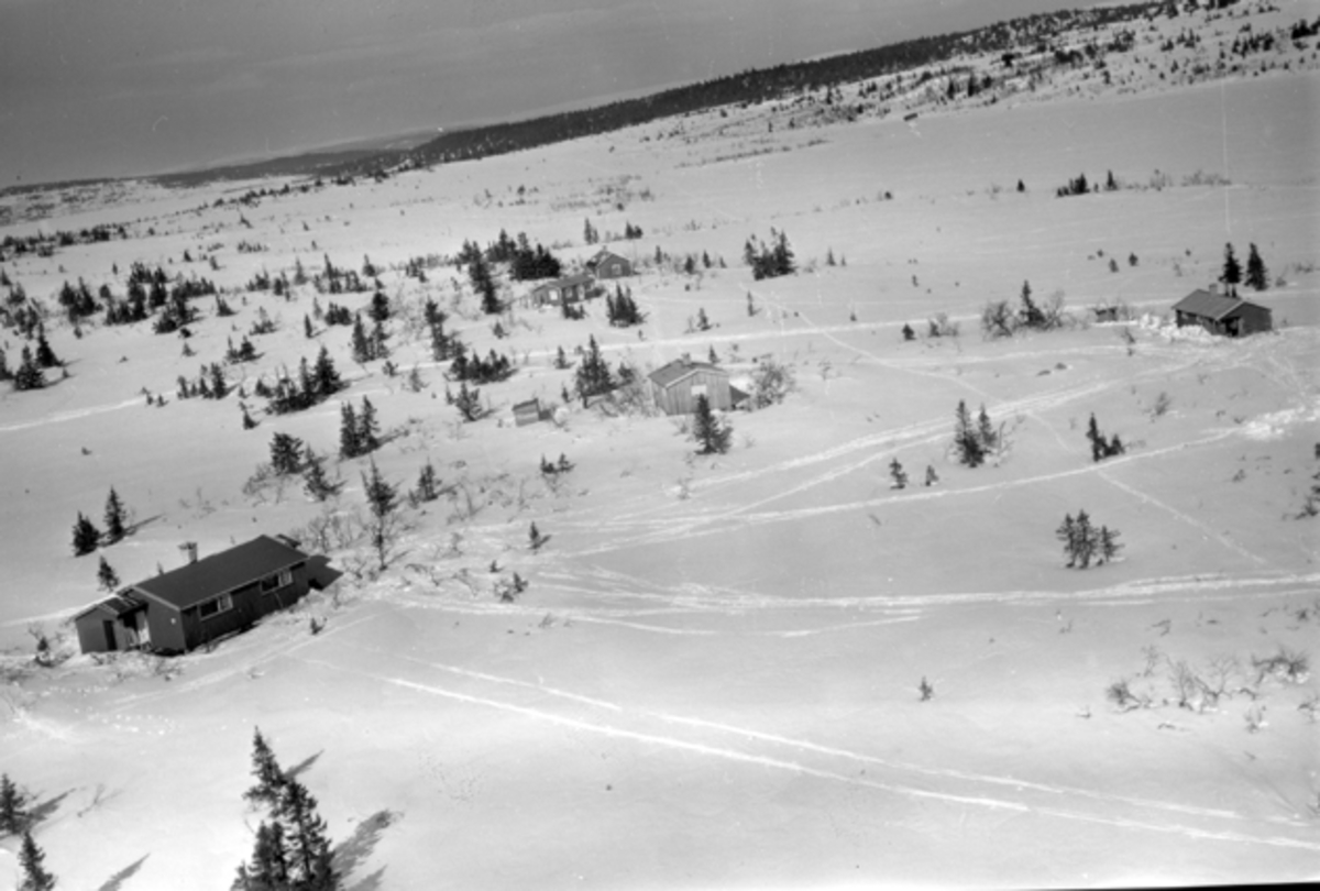 Flyfoto av bebyggelse i vinterlandskap på Ljøsheim, Ringsaker Almenning.