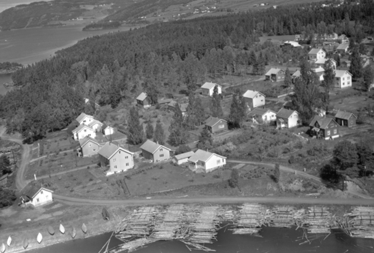 Flyfoto av Brennerivika med tømmerlense i forgrunn, Moelv, Ringsaker.