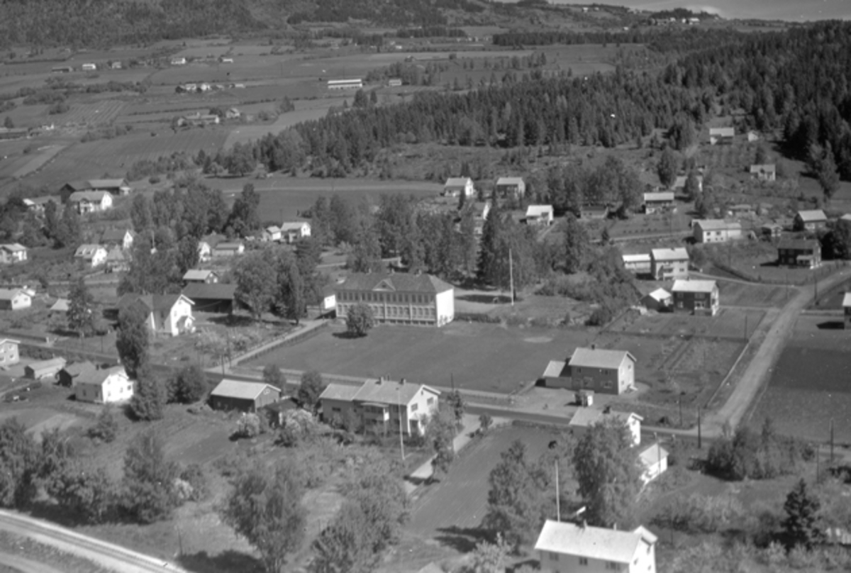 Flyfoto av Kilde skole, Moelv, Ringsaker og bebyggelsen rundt.