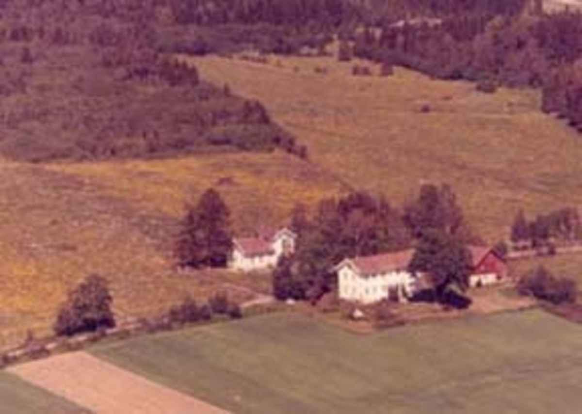 Flyfoto av Gaalaas gamle skole, Furnes, Ringsaker.