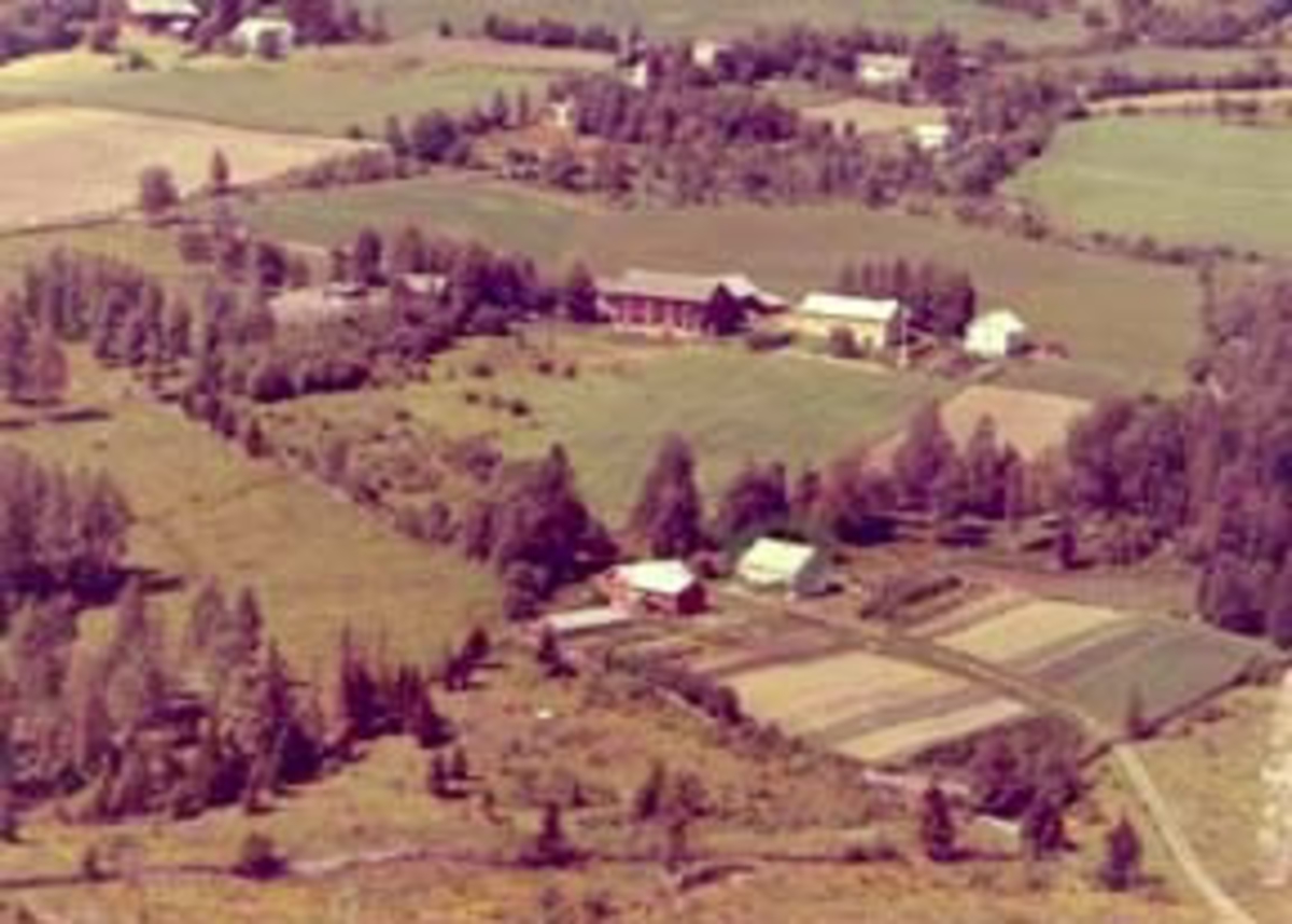 Flyfoto av Stensli, Furnes, Ringsaker.