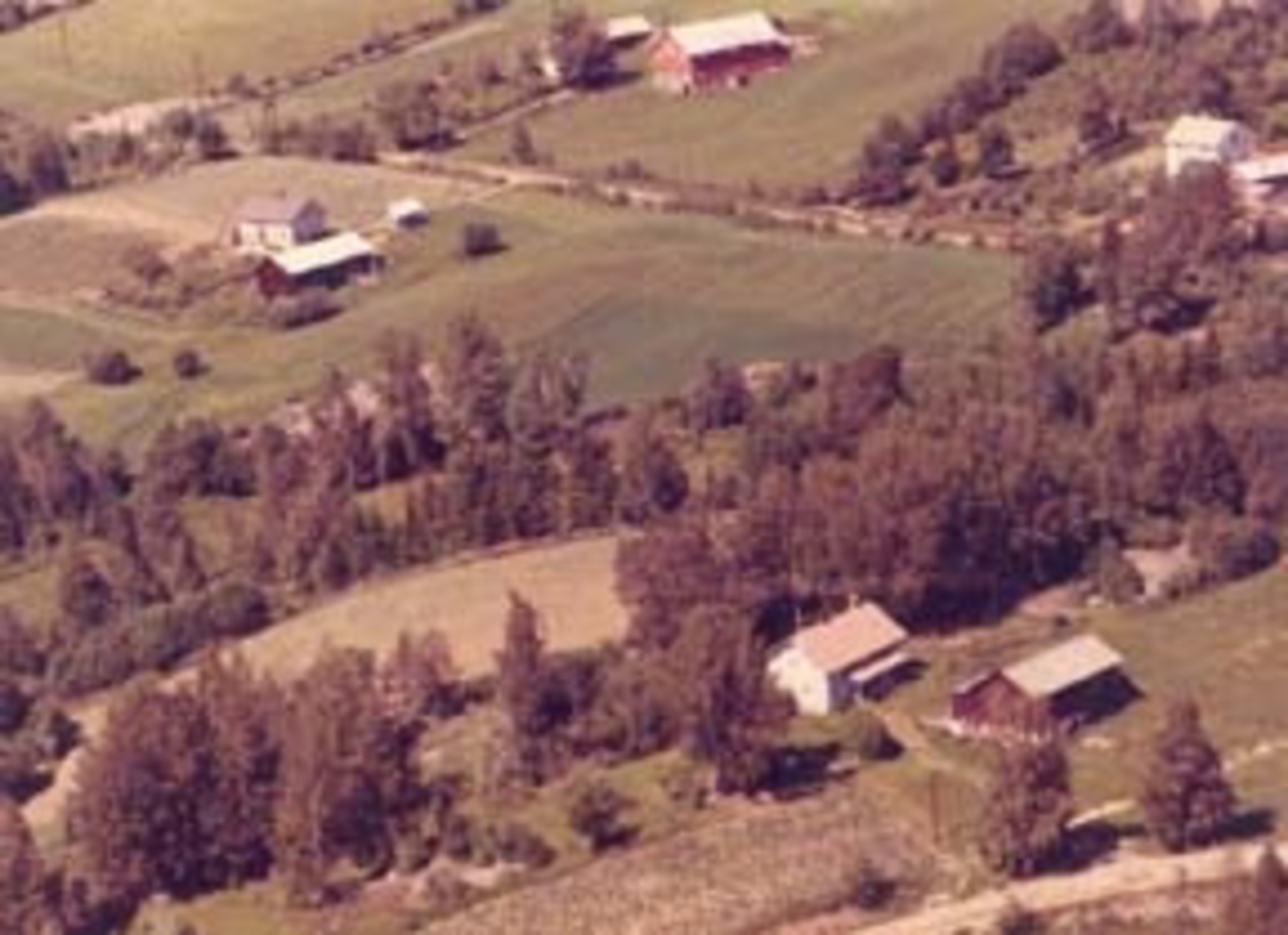 Flyfoto, Grindalen i forgrunnen. Negård og Øvergård i bakgrunnen. Furnes, Ringsaker.