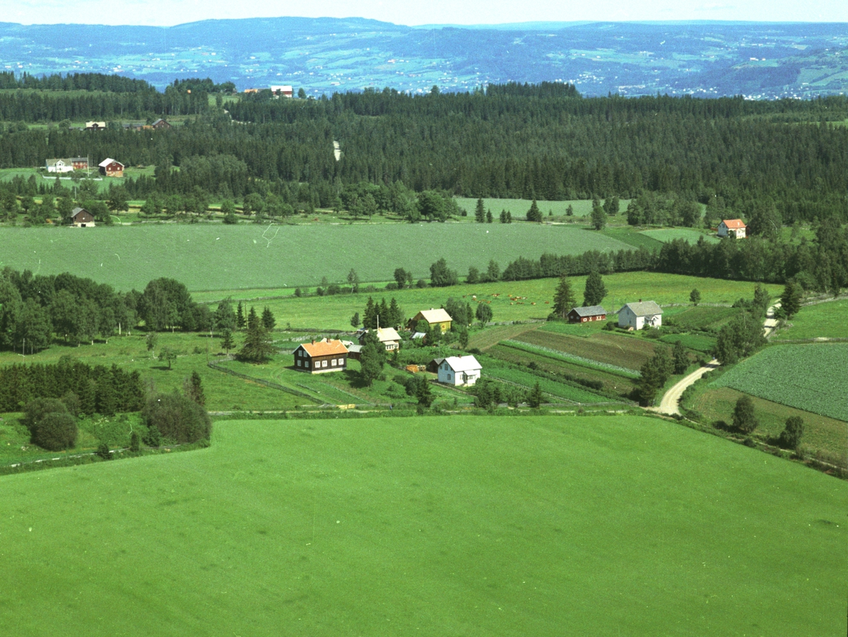 Flyfoto, jordbruk, avkjøring til Ousdal, Duengerhøgda, Nes, Hedmark.