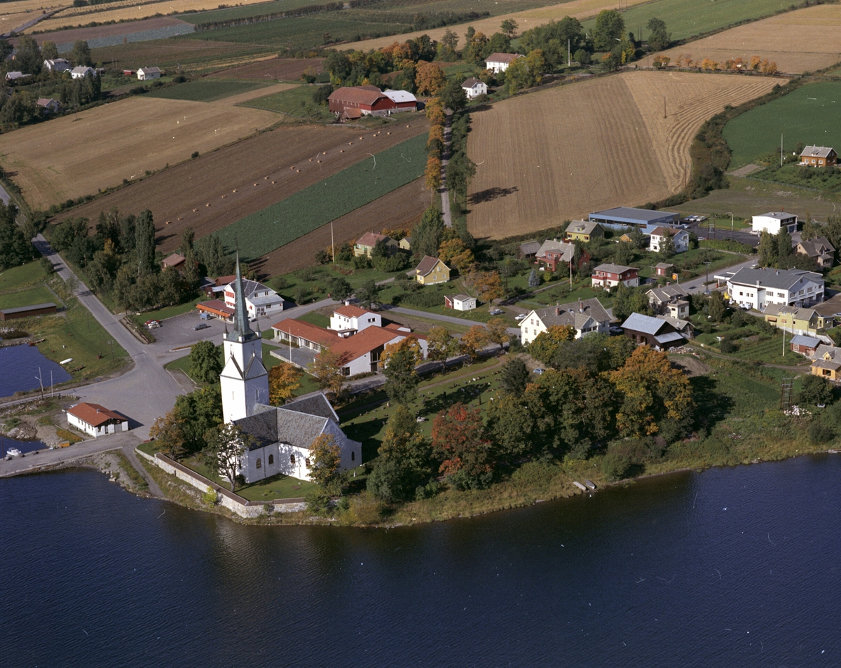 Flyfoto, Tingnes, Nes kirke, boliger, Mjøsa, Nes, Hedmark.