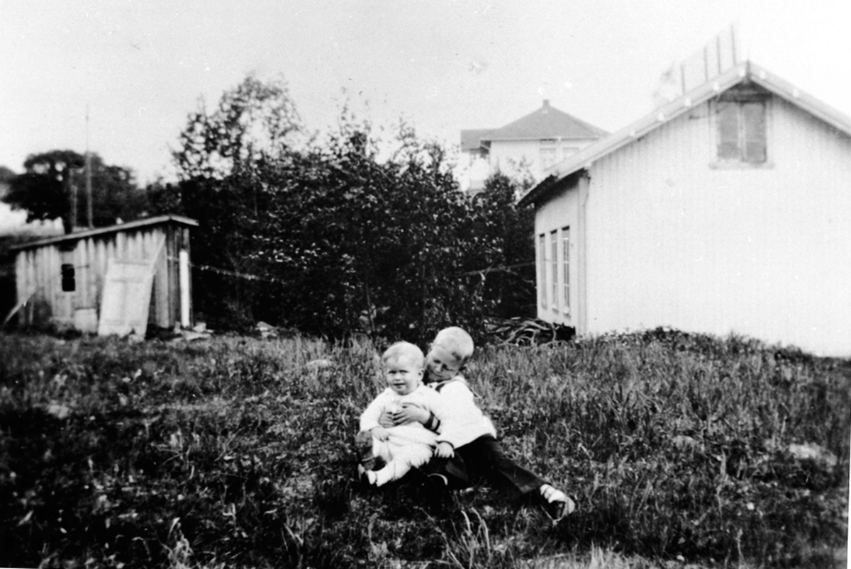 Eksteriør, vaskehuset ved mølla, Kolloen i bakgrunnen, 2 barn i forgrunnen, Brumunddal, Ringsaker.