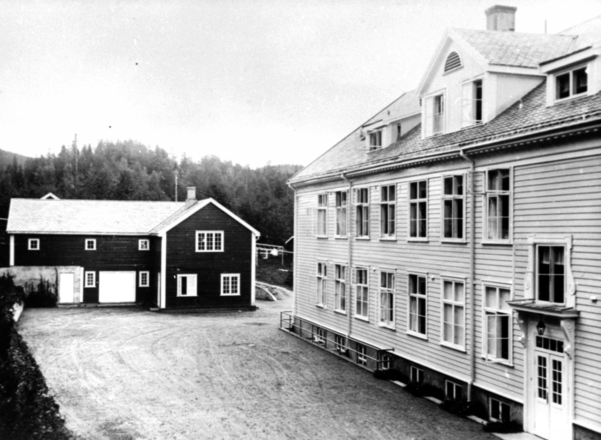 Eksteriør, bakgården på Ringsaker sykehus, Moelv.