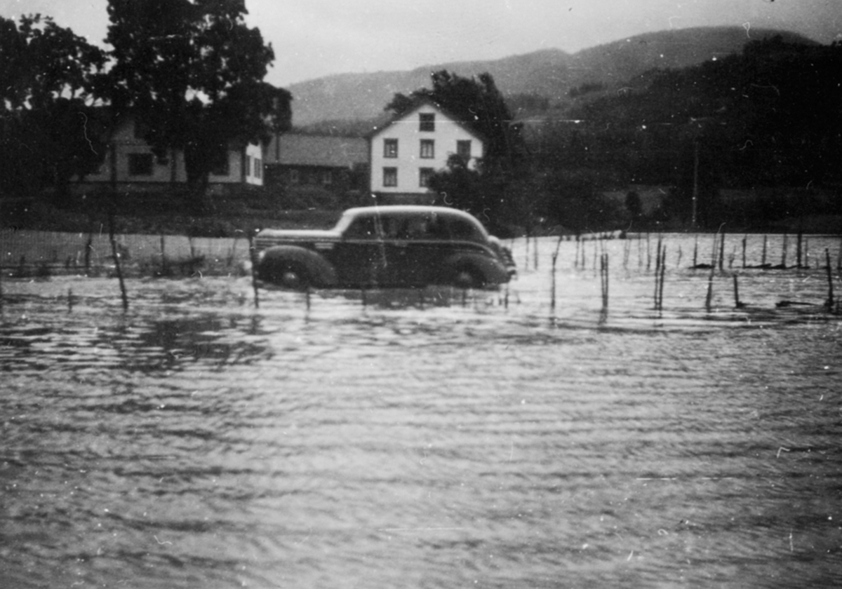 Flommen 1939, Buttekvern gård, Buttekvernsbekken, bil, Plymouth 1939, muligens 7-seters drosje. Brumunddal.