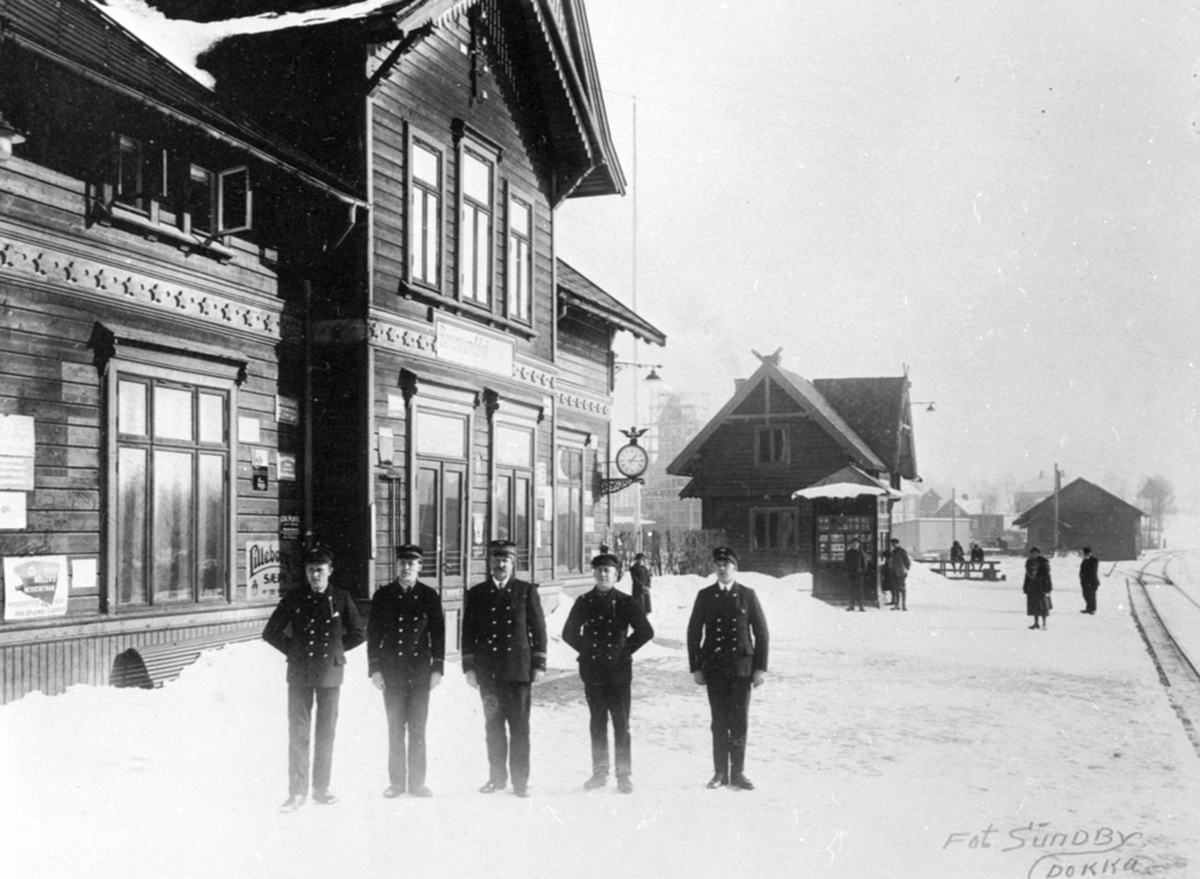 Bemanningen på Brumunddal jernbanestasjon. Fra venstre Einar Enoksen, Erling Schjerven, stasjonsmester Edvard Nordhagen, K. Nyberg, S. Ulven.