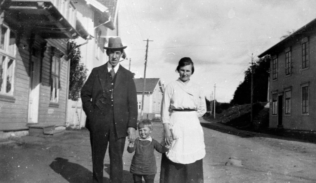 Skomaker Aksel Andersen, Hans Andersen og fru Gran Andersen i Gamlegata, Brumunddal.