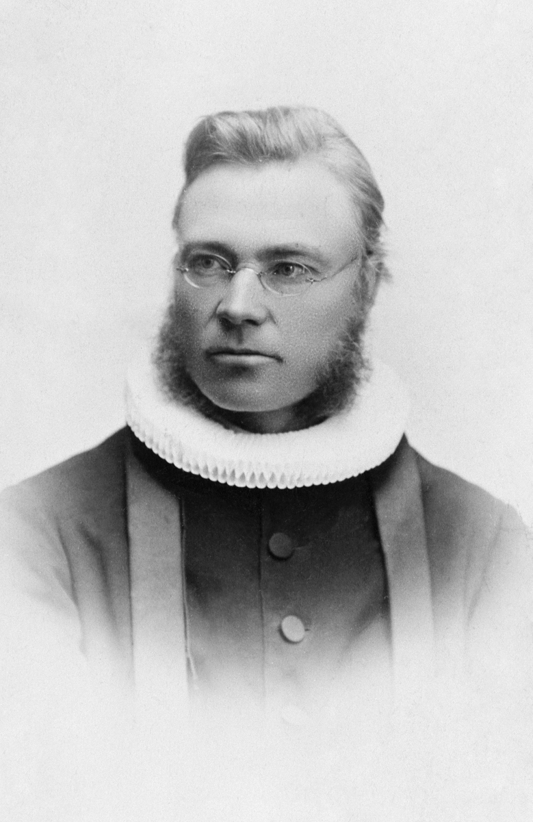 Portrett av pastor Reinert Svendsen  (1849 - 1941), prest i Veldre, Ringsaker 1881-1925.
