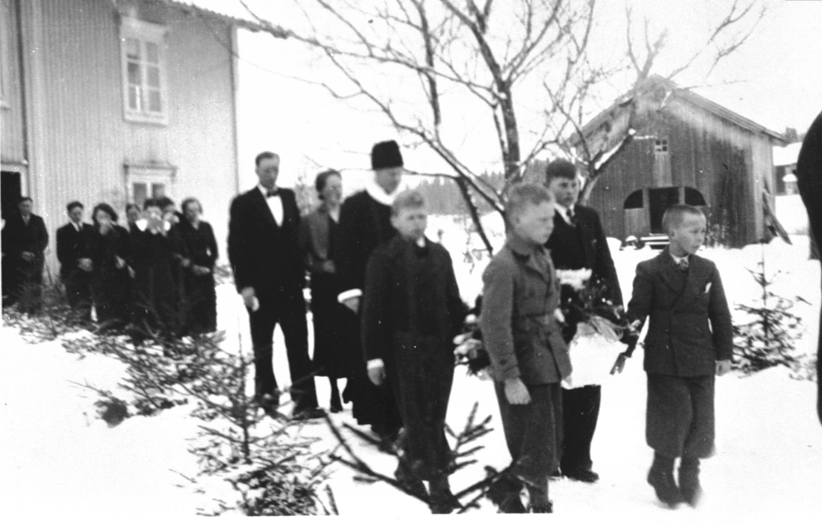 Gravferd, barnebegravelse, på Aanerud nedre, Veldre, Ringsaker. Ved båren foran Hans Granvold, Ola Jemtland, baker er Per Brynjulf Stordahl, Bjarne Haave, presten, Hans og Klara Stordahl.