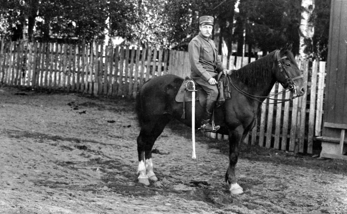 Kavalerist Anton Bækken i militæruniform til hest på Gardermoen.