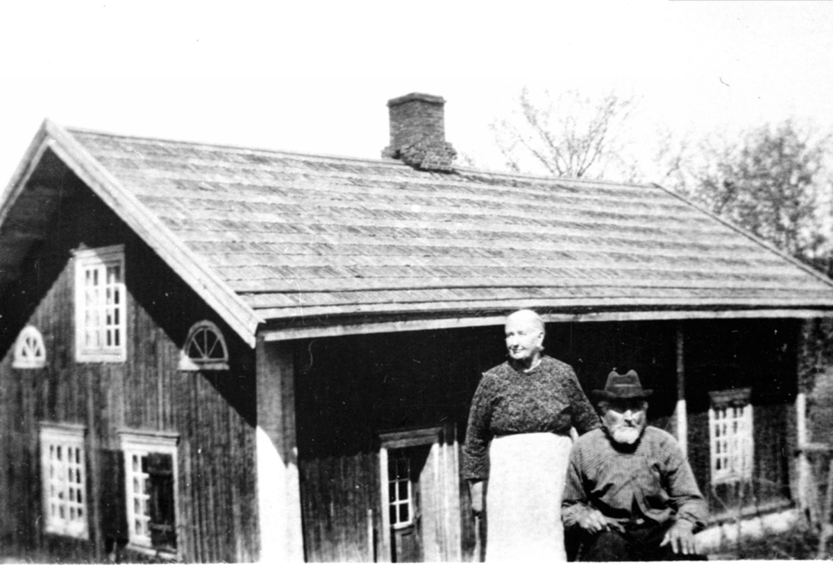 Marte Welten (1858) født Øveraasen og Lars Larsen Welten (1854) foran kårboligen på Velten store, Næroset, Ringsaker.