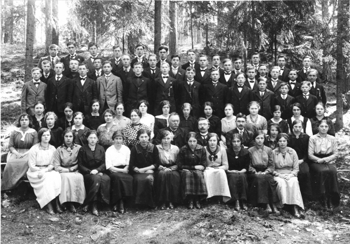 Ringsaker amtsskole, Gruppe elever og lærere, det første kullet som gikk på den nye skolen som ble bygd ovenfor Ringsaker stasjon i 1914, Ringsaker fylksskole fra 1919, den gamle skolen var i Bjerregård nede ved Tandem handel, skolen ble etablert i 1900, 