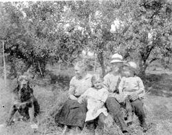 Familien Heramb med hund (Passop) i hagen på Heramb gård, Ga