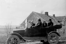 På biltur i Veldre, Ringsaker i Ford 1918 modell. Sjåfør er 
