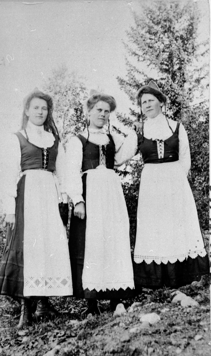 3 unge damer i folkedrakt, Gina Aasen, Anna Bråtesveen, Ragna Harby f.17.11.1887. Skuespillere ved teater i Åsmarka, Ringsaker.