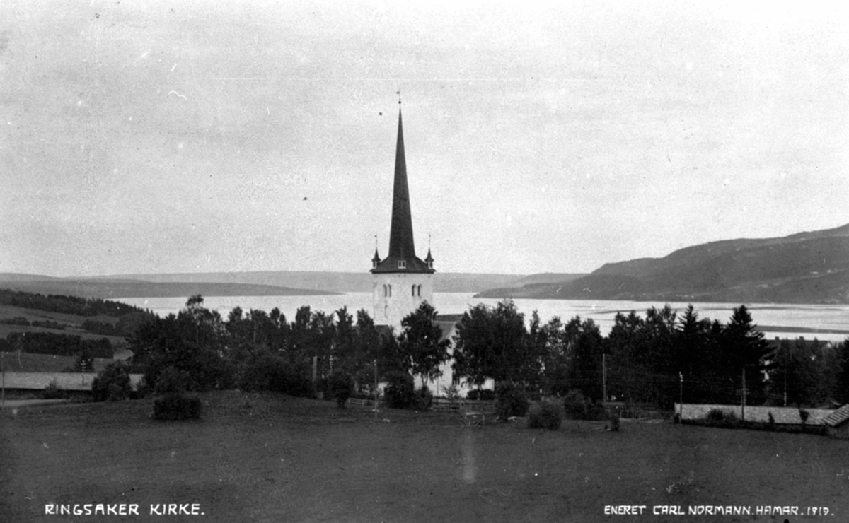 Postkort, Ringsaker kirke. Staller for hest på begge sider.