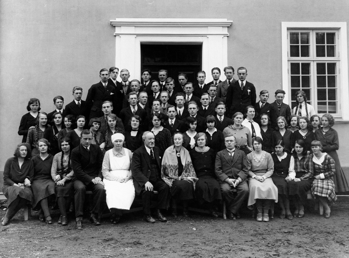 Ringsaker, gruppe elever og lærere ved Ringsaker fylkesskole med blant annet Alf Prøysen som elev, se navneliste i foto, (senere Ringsaker Folkehøgskole), Prøysen i tredje rekke, nunmmer fire fra venstre,