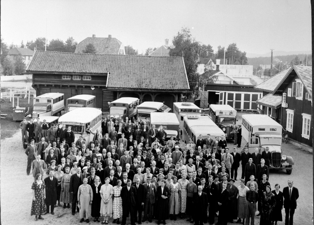 Stor gruppe med busser, bedriftstur til Rena for ansatte ved Berger Langmoen A/S, Brumunddal.