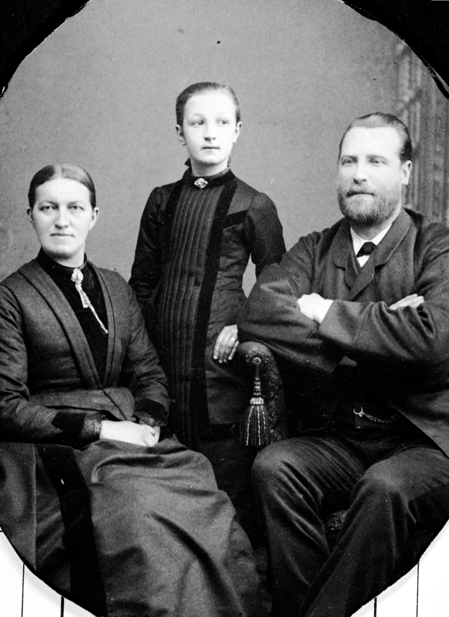 Familie Narud, Veldre, Ringsaker. Fra venstre er Louise f.Flisaker, Marthe Narud, Lars Narud (1845-1927).