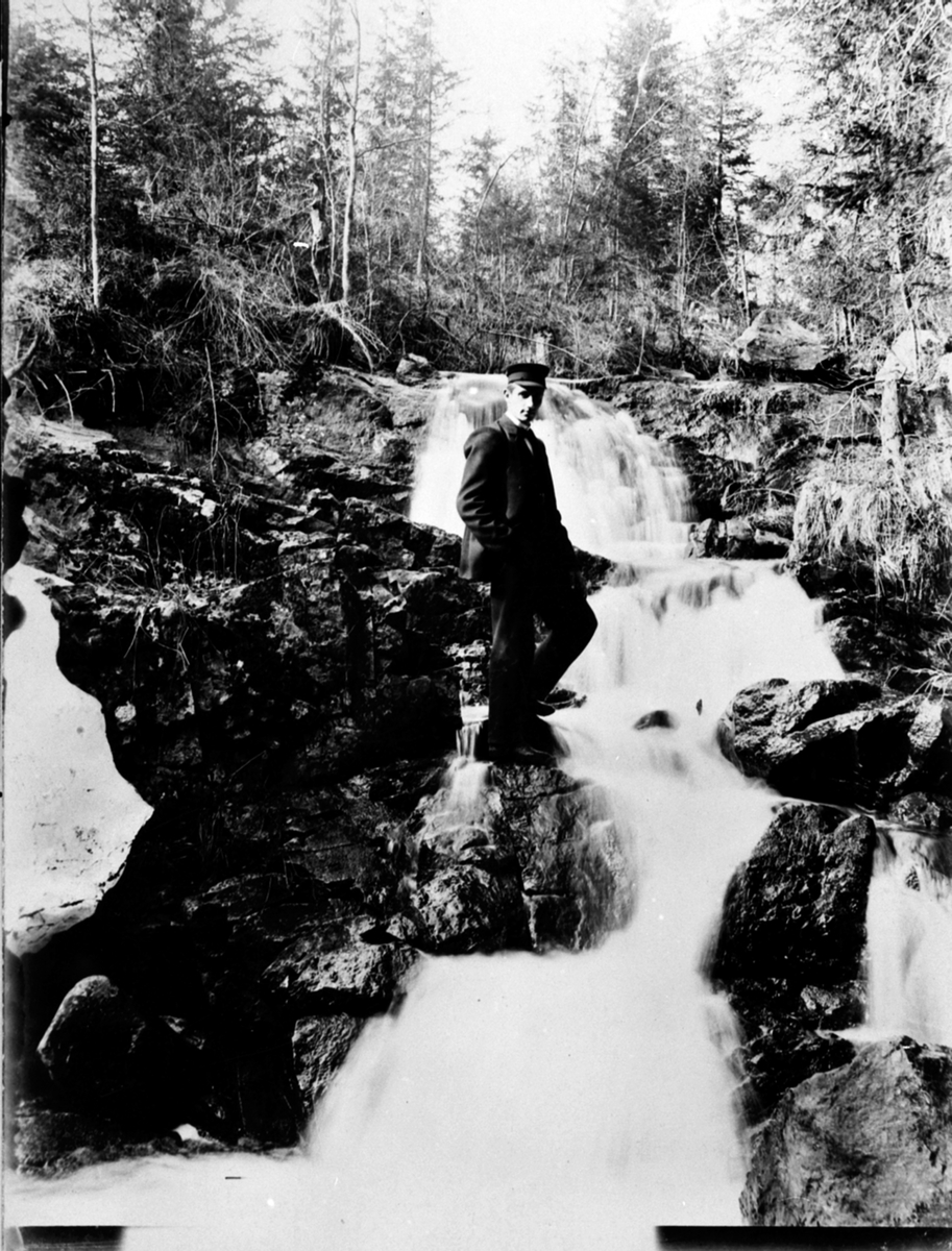 Simen Baardseth ved elva Koloa som renner ut i Moelva, nedenfor Lundfossen, Næroset, Ringsaker.