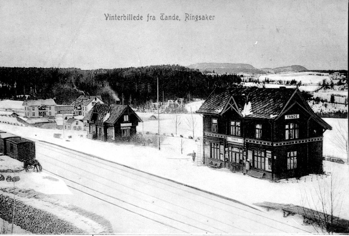 Oversikt, Tande jernbanestasjon, Ringsaker jernbanestasjon, Tandem handel, Bjerregård bak pakkhuset.