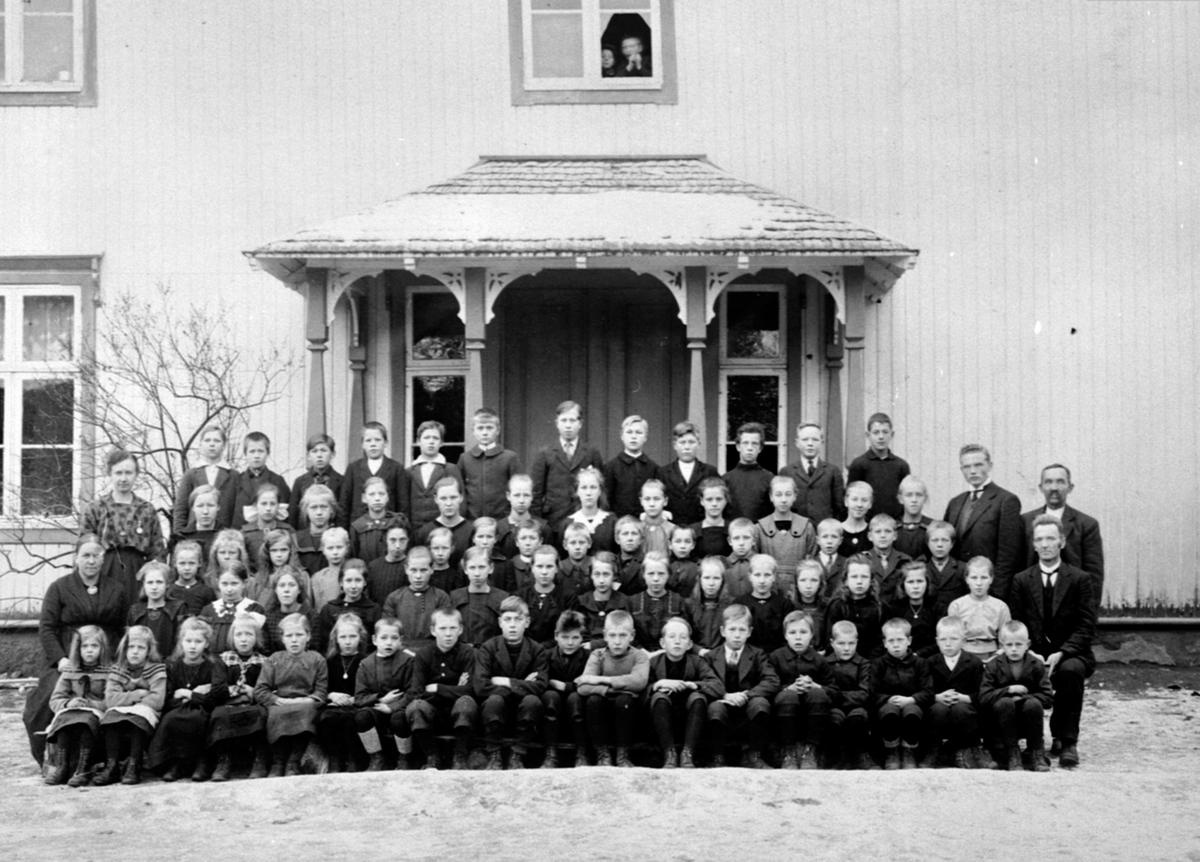 Elever og lærere ved Fagernes skole, Næroset, Ringsaker. Navneliste bak på bildet.