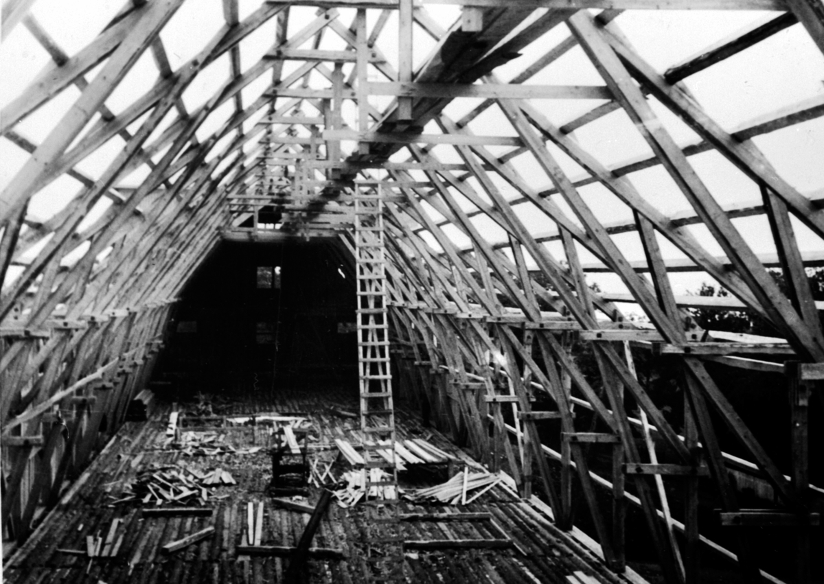 Bygging av ny driftsbygning på Hovelsrud, Helgøya etter brannen i 1934. Reisverk under konstruksjon.