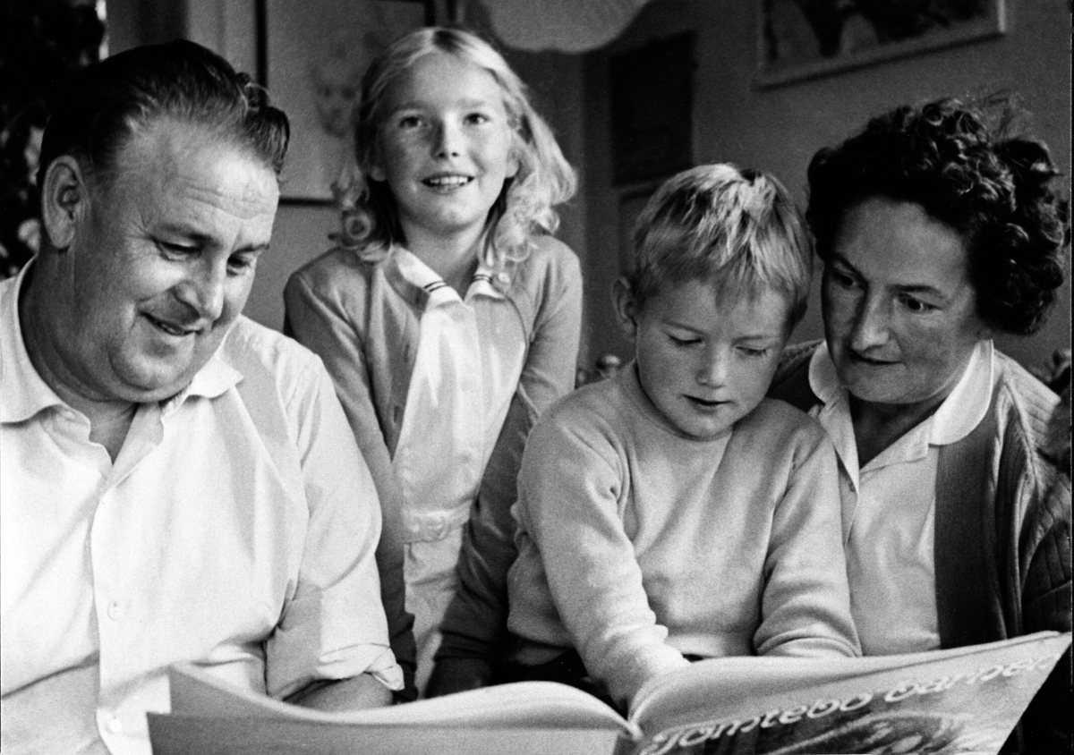 Nittedal, Alf Prøysen sammen med kona Else Prøysen og barna Elin Prøysen og Ketil Prøysen,