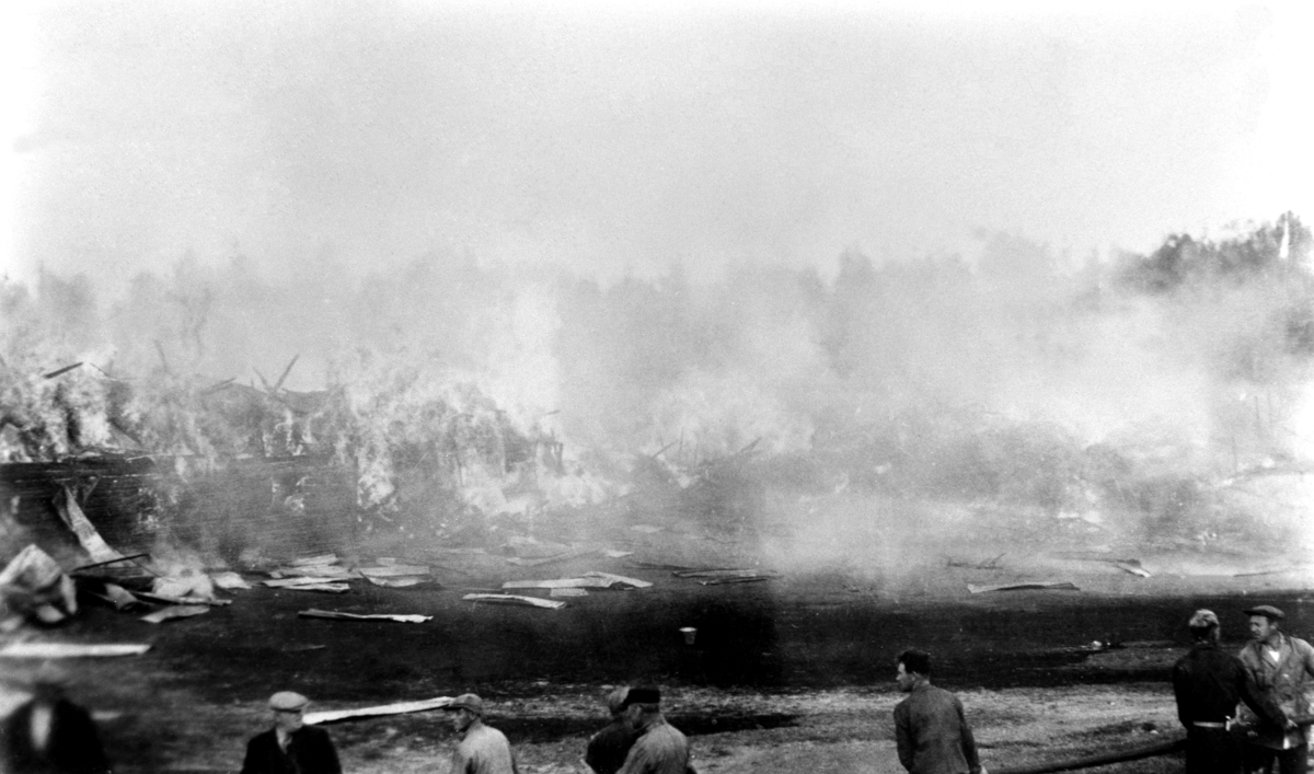 Låven brenner på Skjønsby gård, Ringsaker. Branntomt. Folk. Den første låven brandt ned høsten 1917.