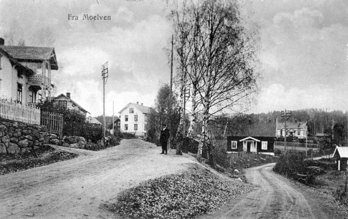 Postkort, Oversikt, Åsmarkavegen , Moelv ,med boliger, mann i vegen.