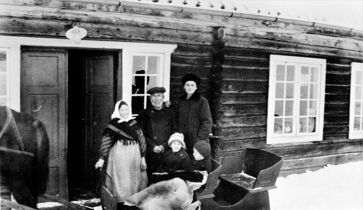 Amerikabesøk på Øvre Sund, Helgøya. Fra venstre er Anne Halvorsdatter (1844-1926), Gudbrand Knatterud (1840-1925), Elise Sund (1888-1923). hest og 2 barn i sluffe.