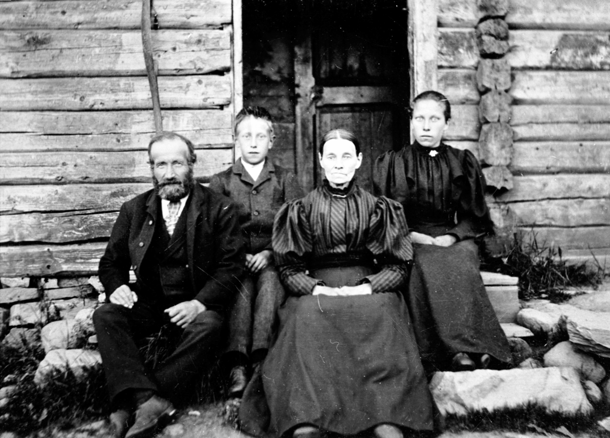 Husmann Ole Andersen med familie i Vesterhagen, Helgøya. Fra venstre er Ole Andersen (1844-1908), Otto f. 1885, Tonette Toresdatter (1839-1923), Trine (1881-1965).