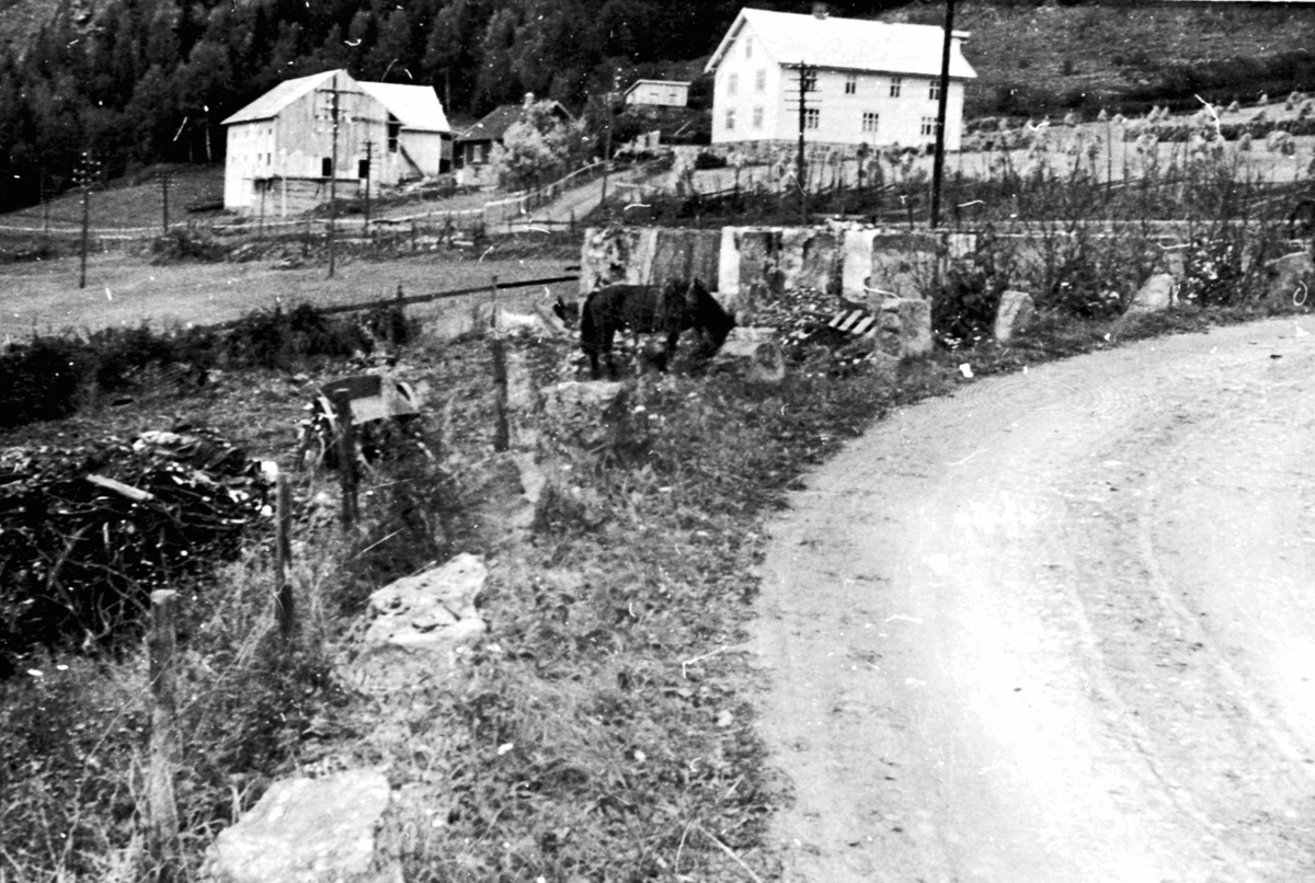 Ruin etter krigen på Ring, 21 april 1940. Grunnmur etter kjøpmann H. Nordhagens langhandleri, Nysted. Krigen i Ringsaker.