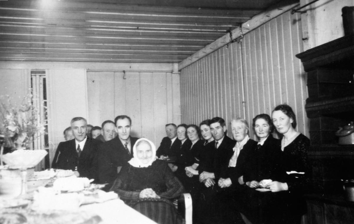 Feiring av budeie Anne Sjørengens 90-årsdag i drengestua på Tjerne gård, Gaupen, Ringsaker.