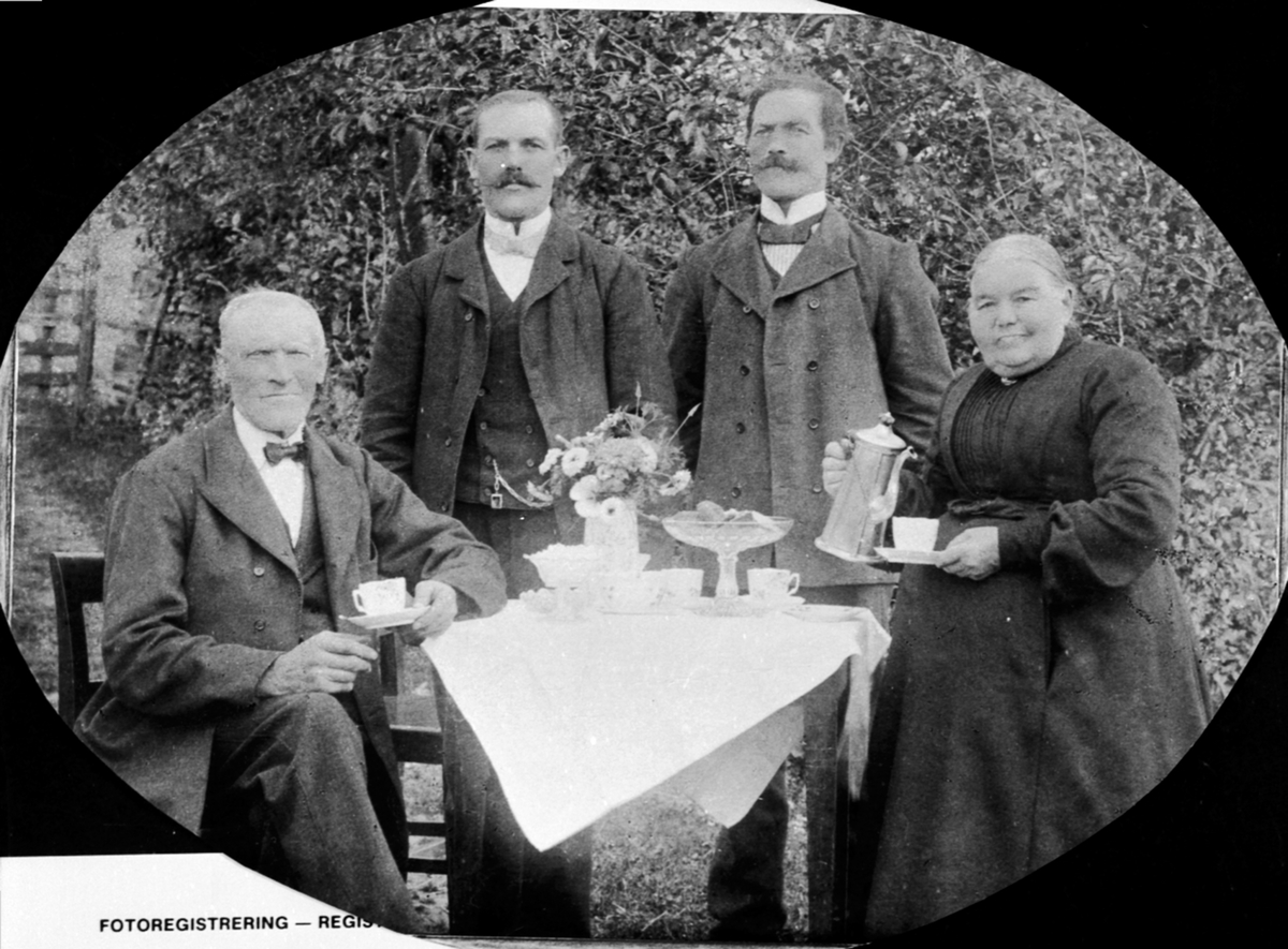 Familien Lien i Biskoplien øvre med kaffekos. Sittende er Gulbrand (1843-1917) og Berthe (1837-1915). Stående bak er Lars (1871-1930) og Jon (1879-1975).