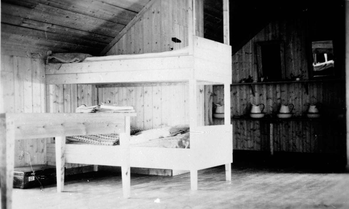 Interiør, sovesal, Vea Hagebruksskole, Ringsaker. Første internatet etter krigen i 2dre etasje over veksthuset. Køyesenger.