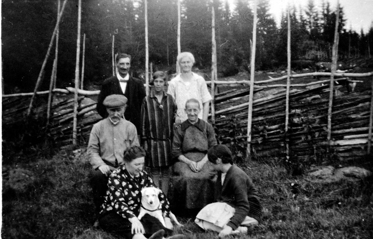 Husmannsplassen Svebakken under Ulven gard, Ringsaker.  Folk foran skigard, Præstvægen i bakgrunn.