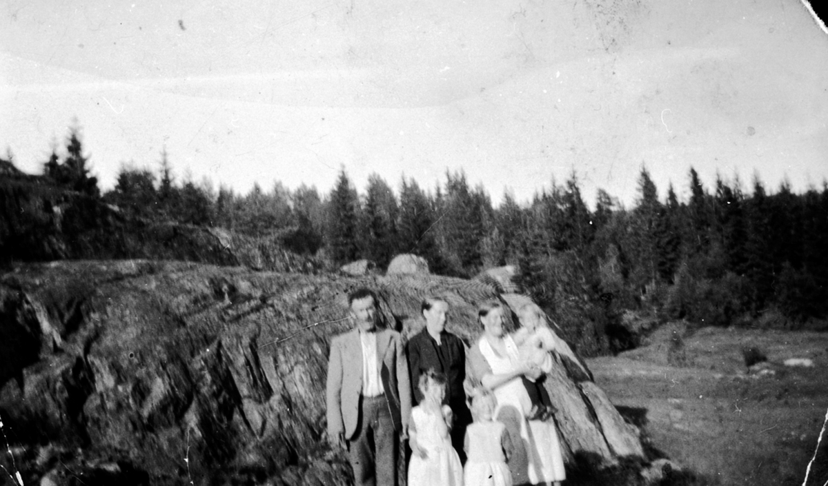 Telemark, Bamble, Julie Prøysen og Olaf Prøysen på besøk hos datteren Margit Tverråen, Moen på Dørdal, Margit gift med Knut Tverråen fikk 5 barn: Håkon, Hjørdis, Olaug, Marie og Olav Tverråen,