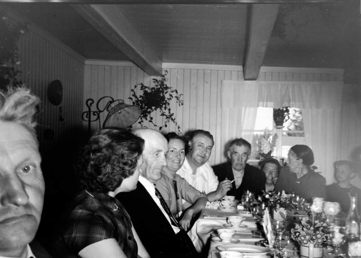 Ringsaker, Rudshøgda, Prøysentua ved Præstvægen, Julie Andreassen (1879-1961) og Olaf Andreassen (1880-1959), gullbryllup i 1957, giftet seg 31. mai 1907, Julie Prøysen og Olaf Prøysen foreldre til Alf Prøysen, Rundt dekket festbord på gullbryllupsdagen, fra venstre er Mathias Monsbakken, Reidun Øygarden, Johannes Øygarden, Else Prøysen, Alf Prøysen, Olaf Prøysen, Marie Knudsen og Julie Prøysen.