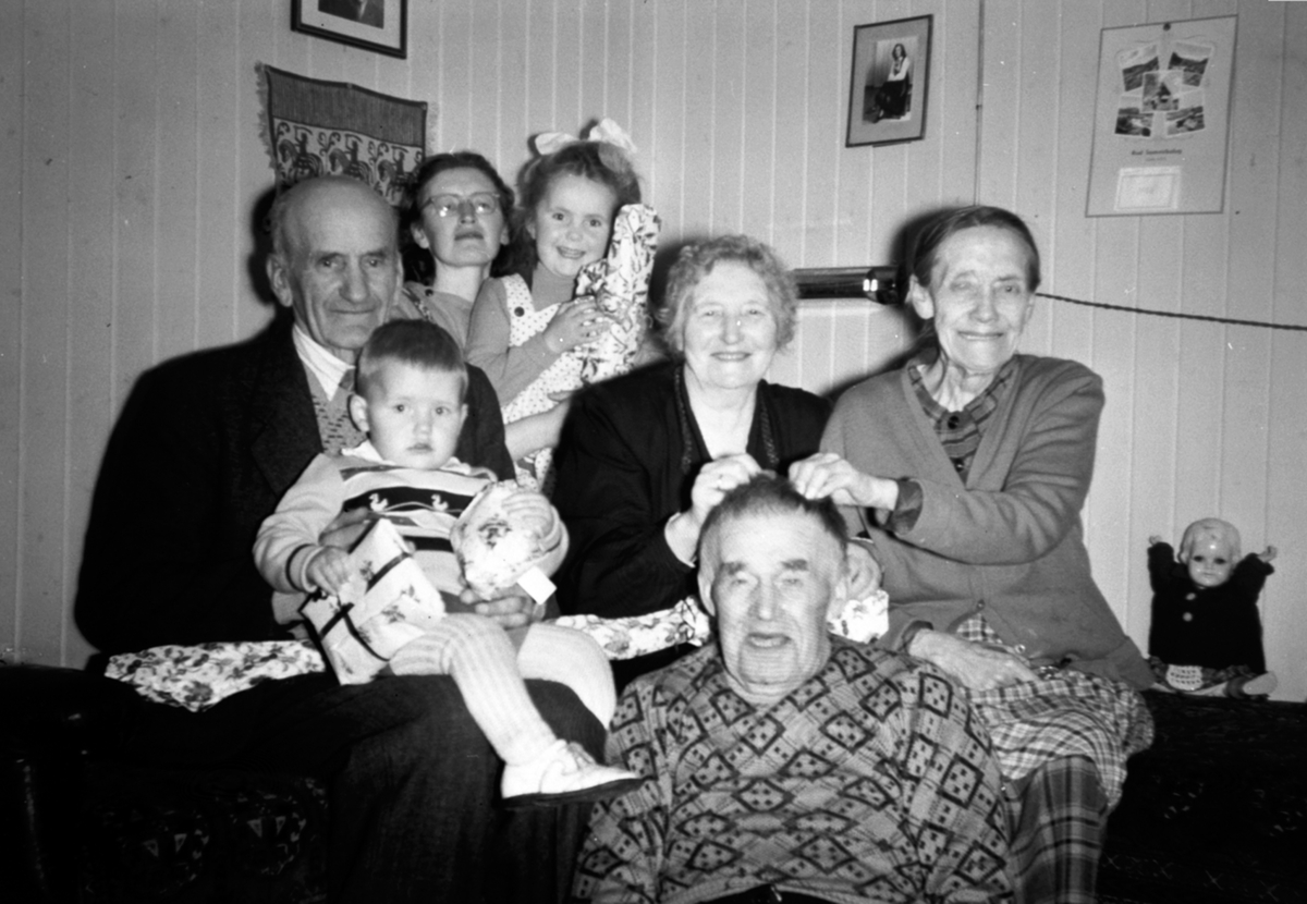 Ringsaker, Rudshøgda, jul i Prøysentua ved Præstvægen, Julie Andreassen (1879-1961) og Olaf Andreassen (1880-1959), Julie Prøysen og Olaf Prøysen foreldre til Alf Prøysen, Fra venstre Johannes Øygarden og Kjersti Øygarden, foreldre til Kari Hagen, barna Jan Olaf Hagen og bak Mary Kristine Hagen.