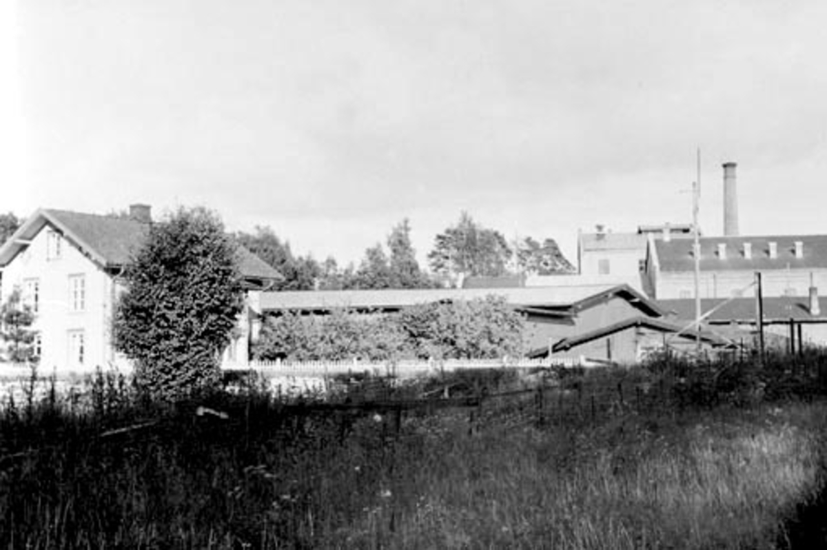 Brumunddal Potetmel og Sagofabrikk. Nergård, direktørbolig til venstre.