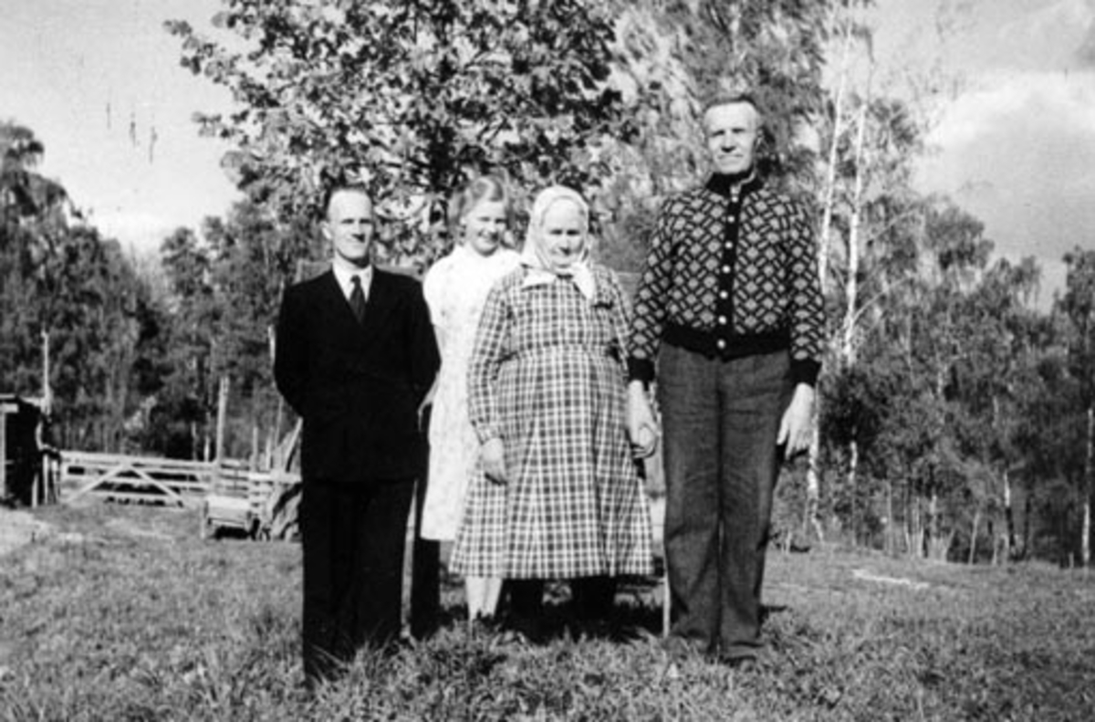 Husmann Johannes Nilsen Tangen (1880-1967) og kona Jørend Johannesdatter (1875-1958), sønnen Johan Tangen f.1909 og hans datter Ella f. 1936. Tangen, Nes, Hedmark.
