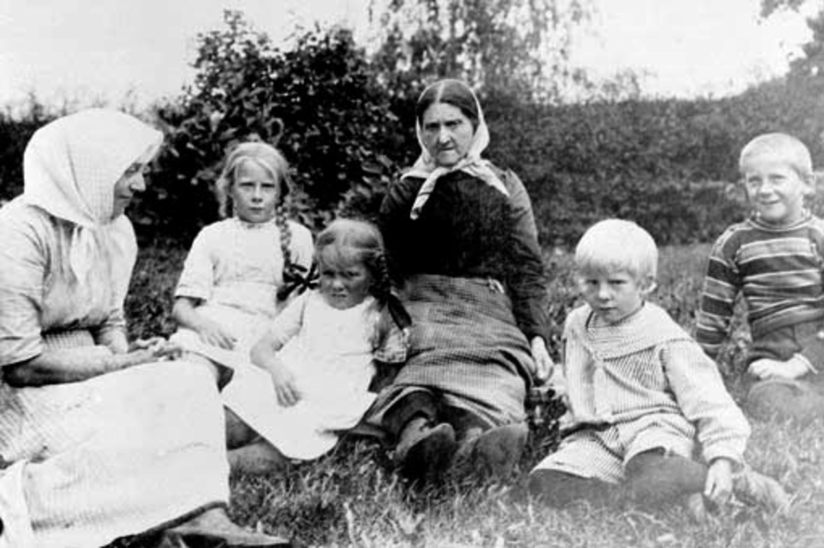 Ringsaker, Sveinhaug gård, Gønner Sveinhaug og 4 barn, antatt barn av hennes søster Johanne Madsen som ble gift med Karl Anton Madsen på Båkind gård på Toten: Lauge Madsen (1902-) Anne Madsen (1904-) Olaf Madsen (1906-) Marit Madsen (1908-) Mads Laurits (1918-)