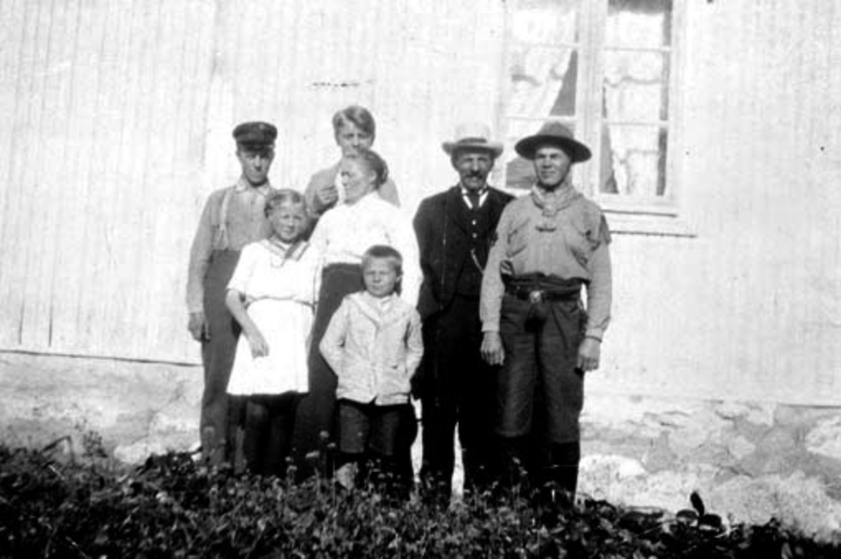 Familien Gaalas på Eriksrud, Stavsjø, Hedmark. Bak fra venstre er Oskar (1902-1980), Erling (1909-1970), Gerda (1911-1997), Agnes (1874-1946), Gustav (1873-1956). Foran fra venstre er Reidar f.1914, Lars f. 1904 i speideruniform.