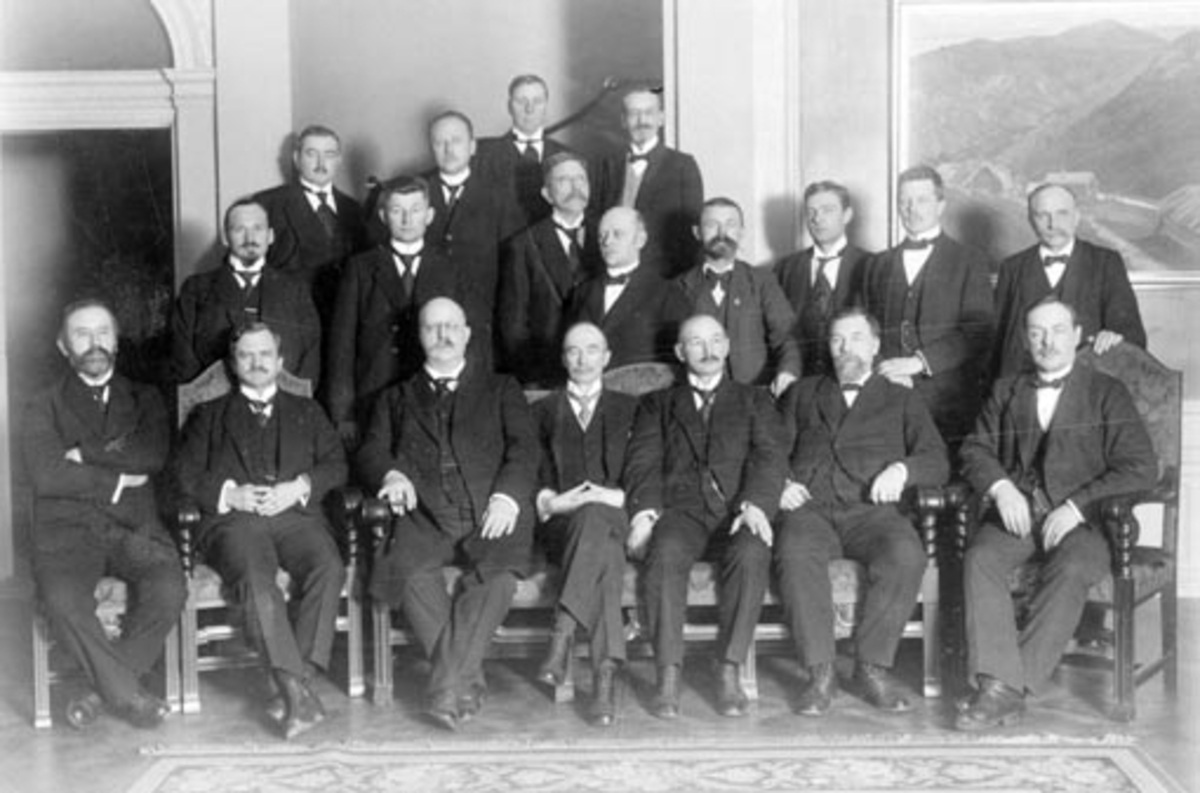 Gruppe menn. "De samvirkende nordiske landmandsforbunds forening". Stiftelse i Gøteborg 1920. Formann i Norges Bondelag Johan E. Mellby (1866-1954) sittende i midten foran, og landbruksskolebestyrer Olav Sendstad (1859-1928) stående bak ham i midterste rekke.